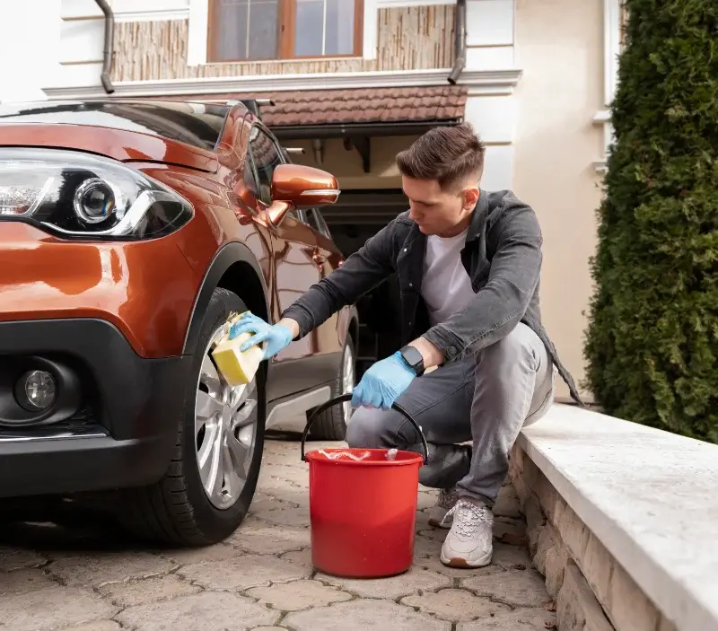 Lavage auto à domicile La Ferté-Saint-Aubin : professionnel intervenant sur un véhicule